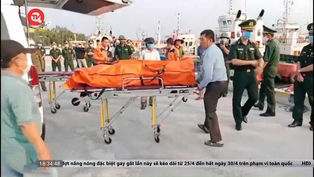 Quảng Ngãi: Đưa thi thể 4 nạn nhân vụ chìm sà lan vào bờ 
