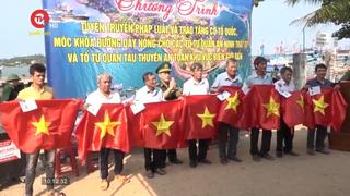 Quảng Ngãi: Tặng cờ Tổ Quốc, móc khoá đường dây nóng cho ngư dân
