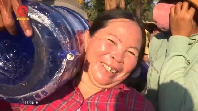 Bình Thuận: Chở nước sạch tiếp ứng cho người dân vùng hạn 