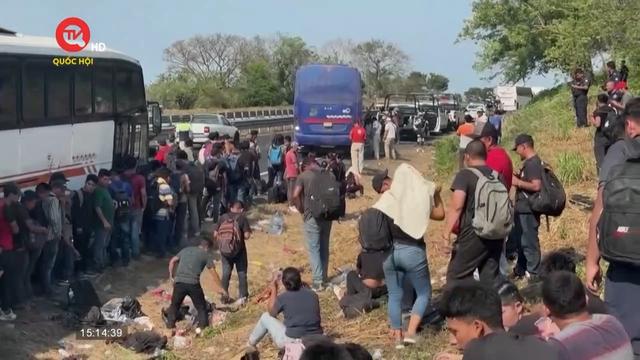 Hàng trăm người di cư bị bỏ lại trong xe buýt ở Mexico