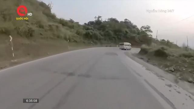 Điểm mù giao thông: Xe khách mất phanh lao thẳng vào đường lánh nạn