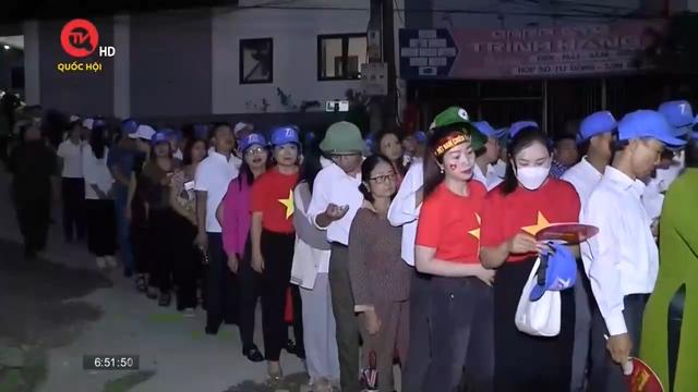 Điện Biên: Người dân xếp hàng từ 3h sáng chờ đợi vào xem tổng duyệt diễu binh, diễu hành