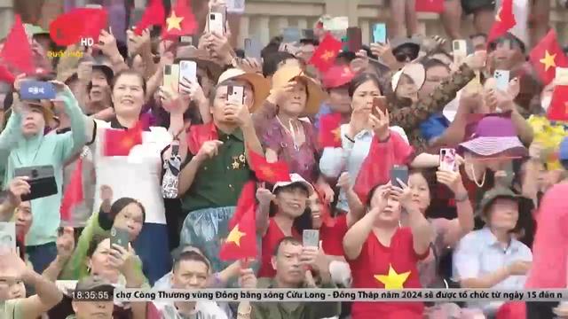 Vạn người đội mưa theo dõi lễ diễu binh, diễu hành kỷ niệm 70 năm Chiến thắng Điện Biên Phủ