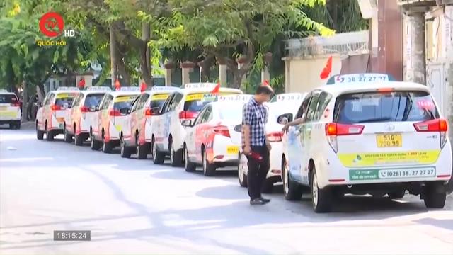 TPHCM: Người dân bức xúc tình trạng taxi đậu tràn lan xung quanh sân bay Tân Sơn Nhất