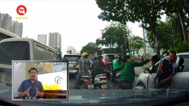Điểm mù giao thông: Đại chiến giữa người phụ nữ đi xe máy với thanh niên đi ô tô
