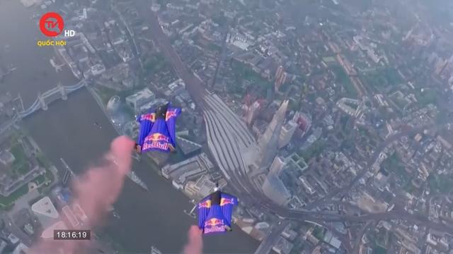 Màn nhảy dù bay xuyên qua cầu Tháp London