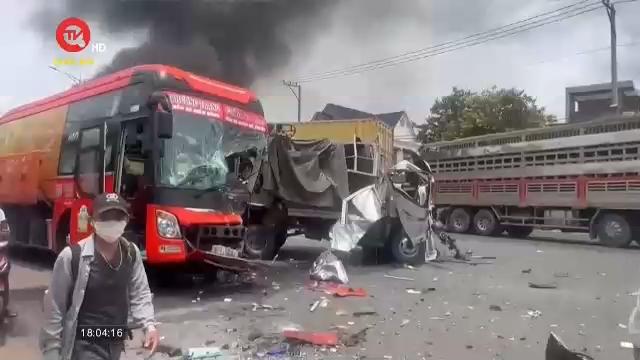 Bình Phước: Tai nạn liên hoàn khiến container bốc cháy, nhiều người bị thương
