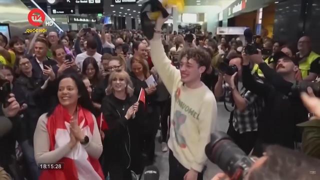 Người dân Thuỵ Sĩ chào đón quán quân Eurovision trở về nước