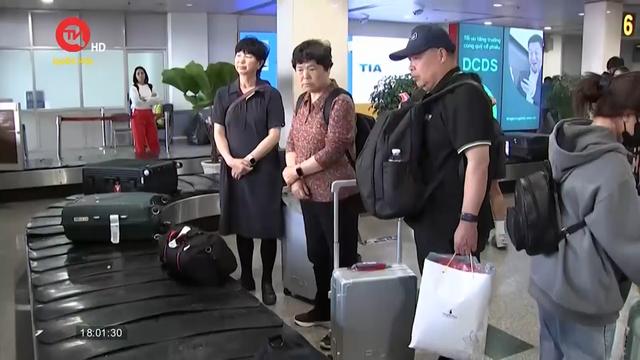 Gần 30 chuyến bay từ Tân Sơn Nhất chậm, chuyển hướng vì mưa lớn