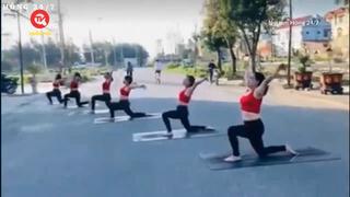 Điểm mù giao thông: Vấn nạn tập Yoga, nhảy múa giữa lòng đường