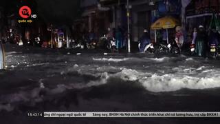 TPHCM: Đường ngập, xe chết máy hàng loạt sau cơn mưa lớn 
