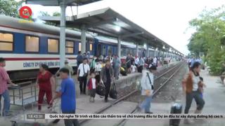 Hỗ trợ trung chuyển hành khách sau sự cố sạt lở hầm đường sắt Chí Thạnh
