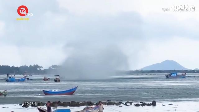 Vòi rồng cao hàng trăm mét xuất hiện trên biển Khánh Hòa