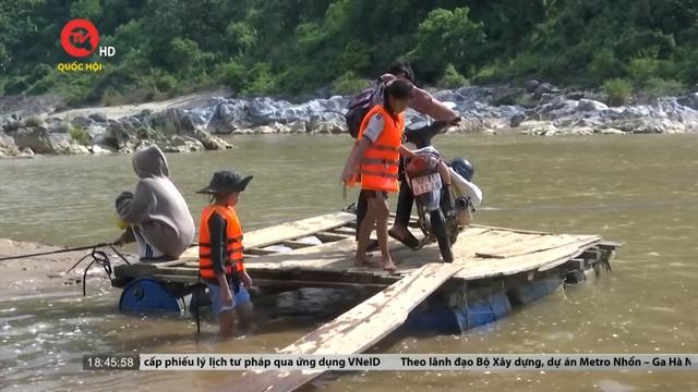 Người dân vùng cao Quảng Nam liều mình vượt sông bằng bè tự chế 