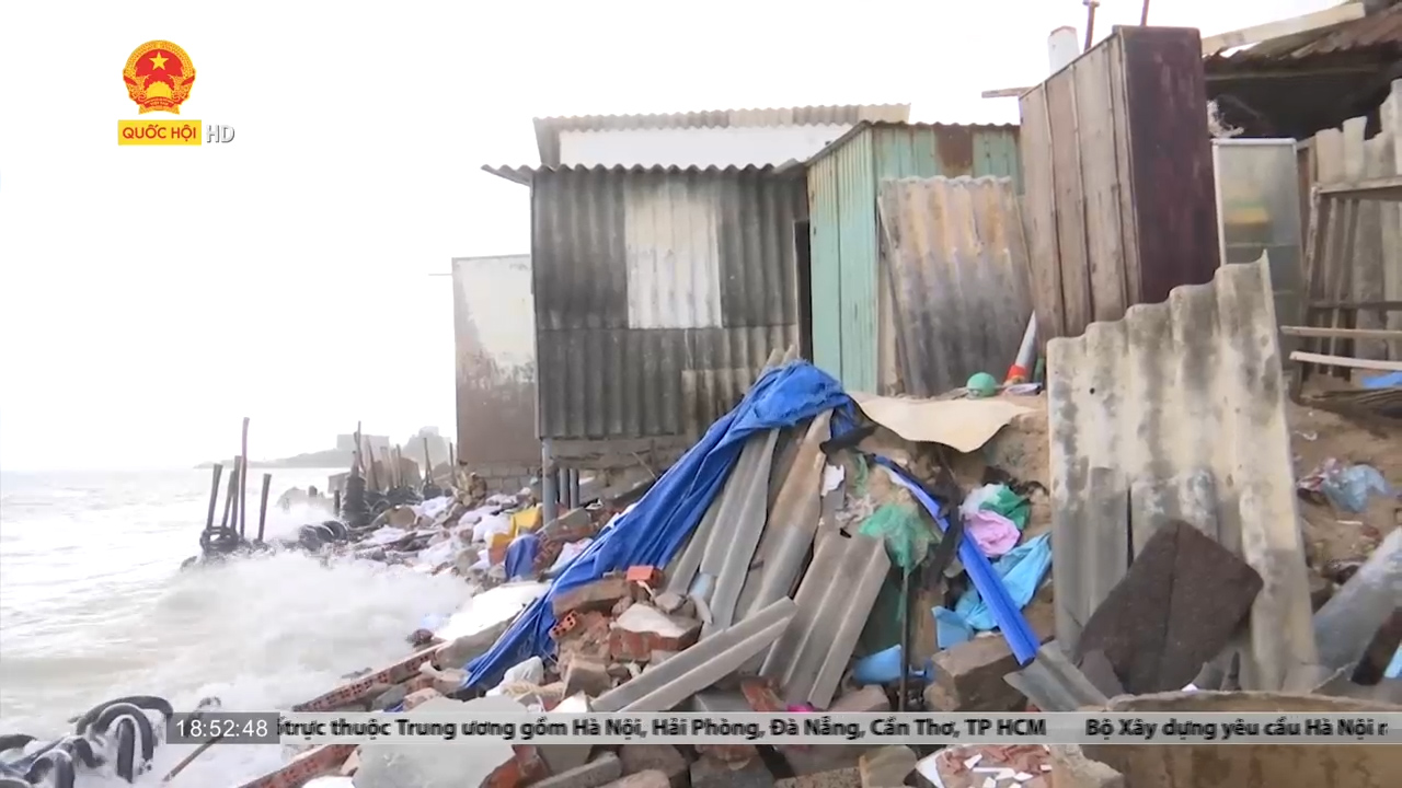 Bình Thuận: Người dân giành giật giữ nhà trước sóng dữ