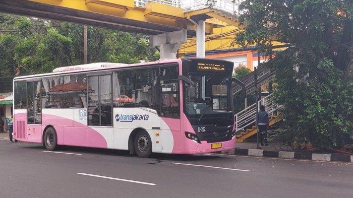 Indonesia giới thiệu “xe buýt hồng” bảo vệ hành khách nữ