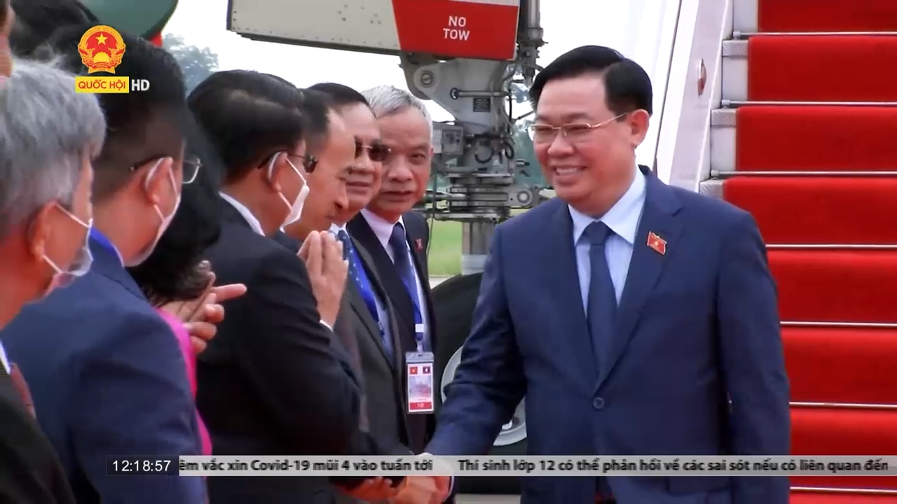 Chủ tịch Quốc hội Vương Đình Huệ đến Vientiane, bắt đầu thăm chính thức Lào