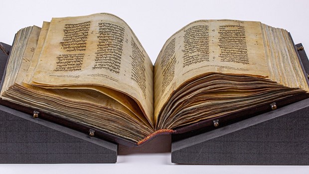 Cuốn kinh thánh 1.100 năm tuổi được đấu giá gần 1.200 tỷ đồng
