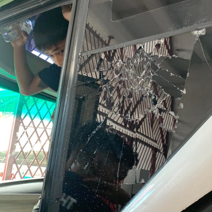 Cổ động viên Indonesia bao vây, đập vỡ kính xe đội tuyển Thái Lan