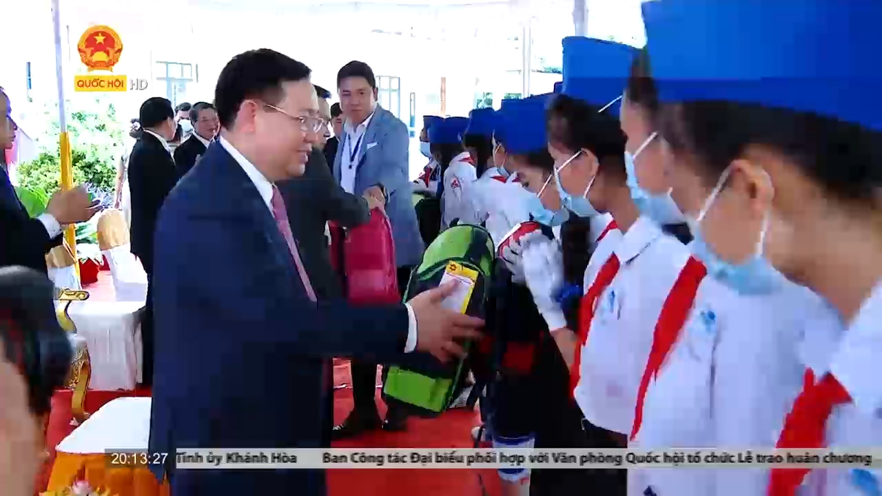 Chủ tịch Quốc hội Vương Đình Huệ thăm ngôi trường hơn 20 năm tuổi do Việt Nam viện trợ cho Lào