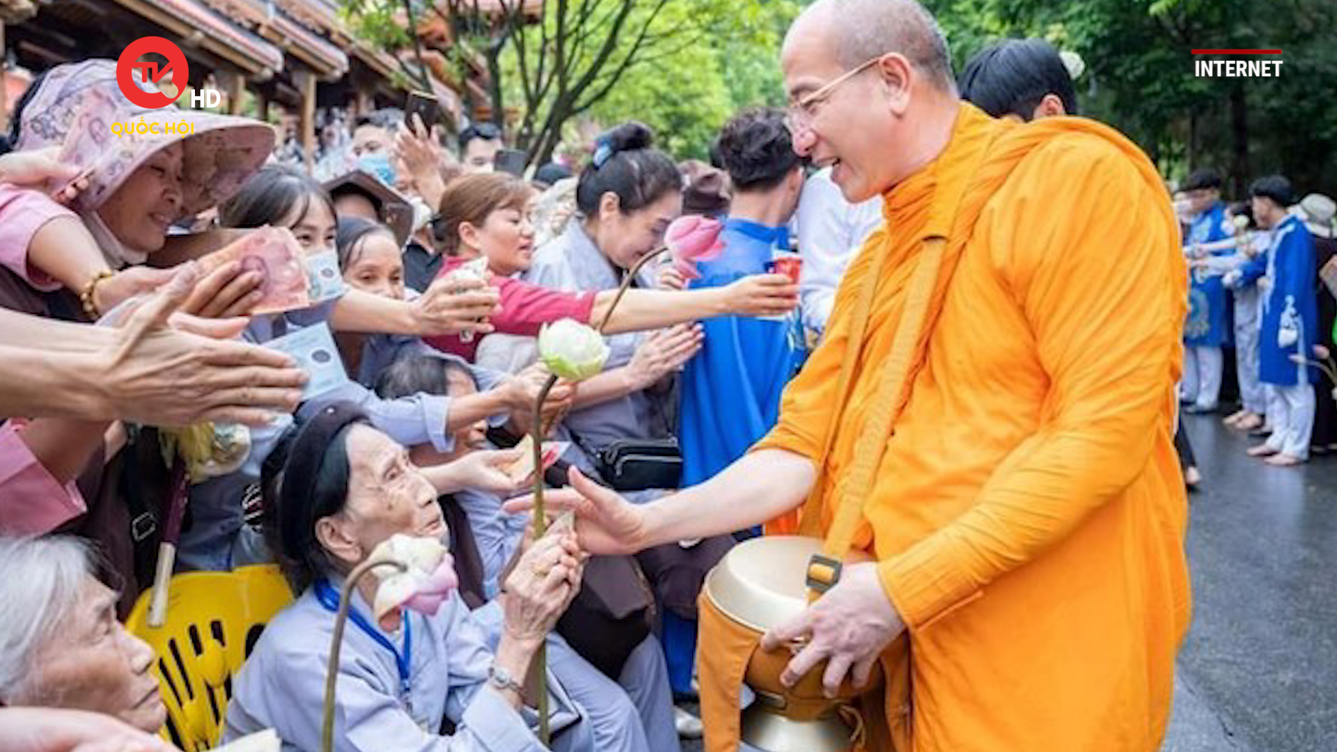 TP Uông Bí lên tiếng việc cúng dường gây phản cảm tại chùa Ba Vàng