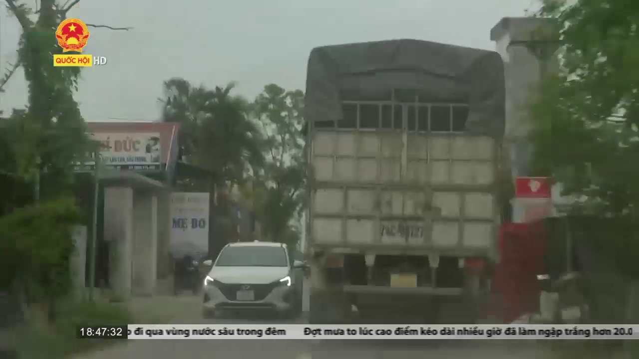 Quảng Trị: Cận cảnh xe tải trọng lớn đè nặng đường liên xã, liên thôn để né BOT