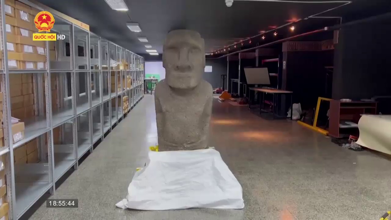 'Hồi hương' tượng đá khổng lồ trở lại Chile