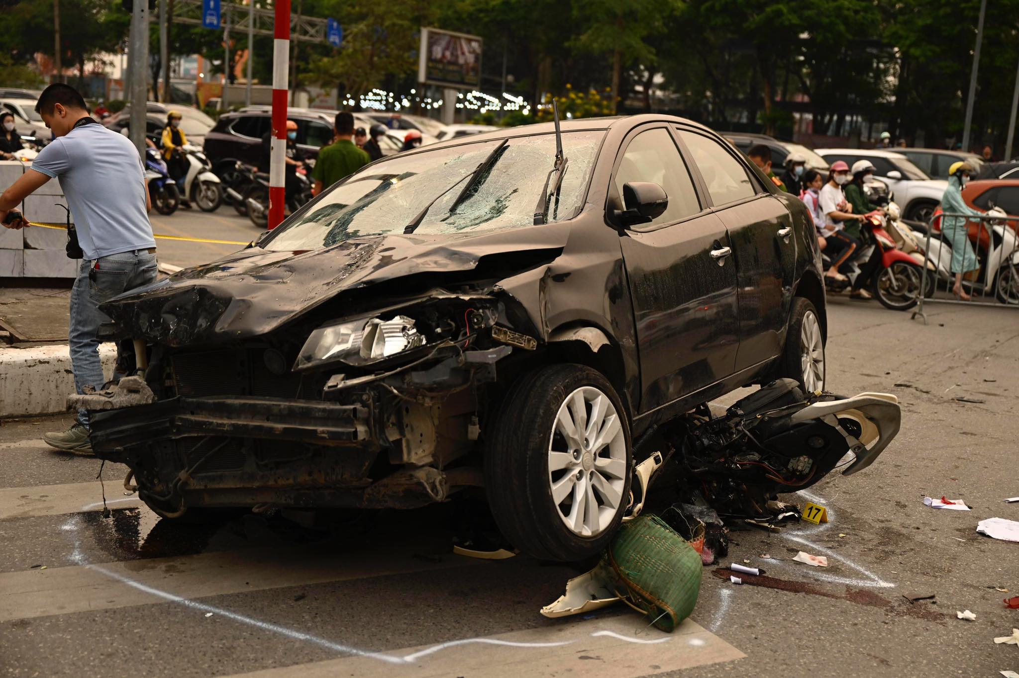 Ô tô tông 17 xe máy tại Hà Nội: Bảo hiểm BSH tạm ứng 250 triệu đồng cho chủ xe