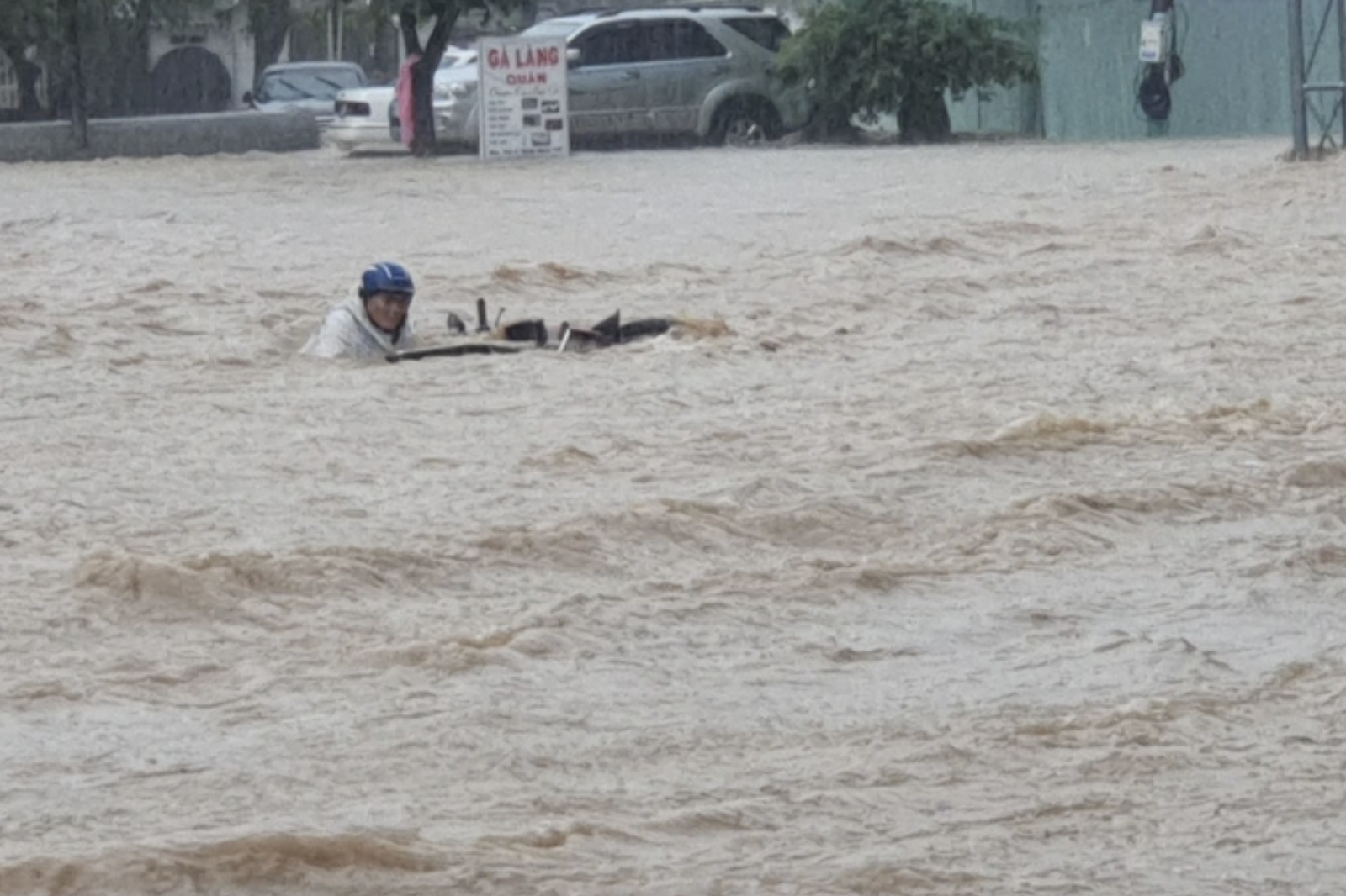 Mưa lớn từ Đà Nẵng đến Bình Thuận: Gây ngập nặng, cuốn trôi người và xe tại Quy Nhơn