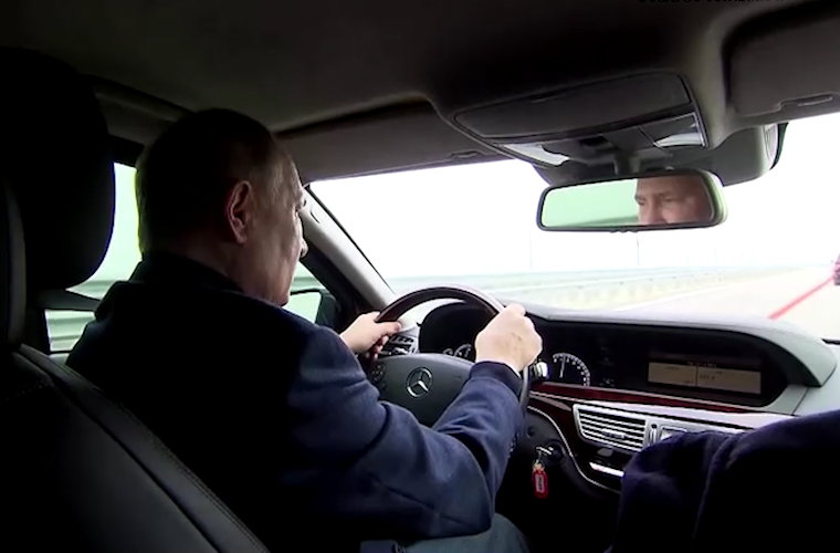 Tổng thống Putin lái xe băng qua cầu Crimea sau vụ đánh bom xe