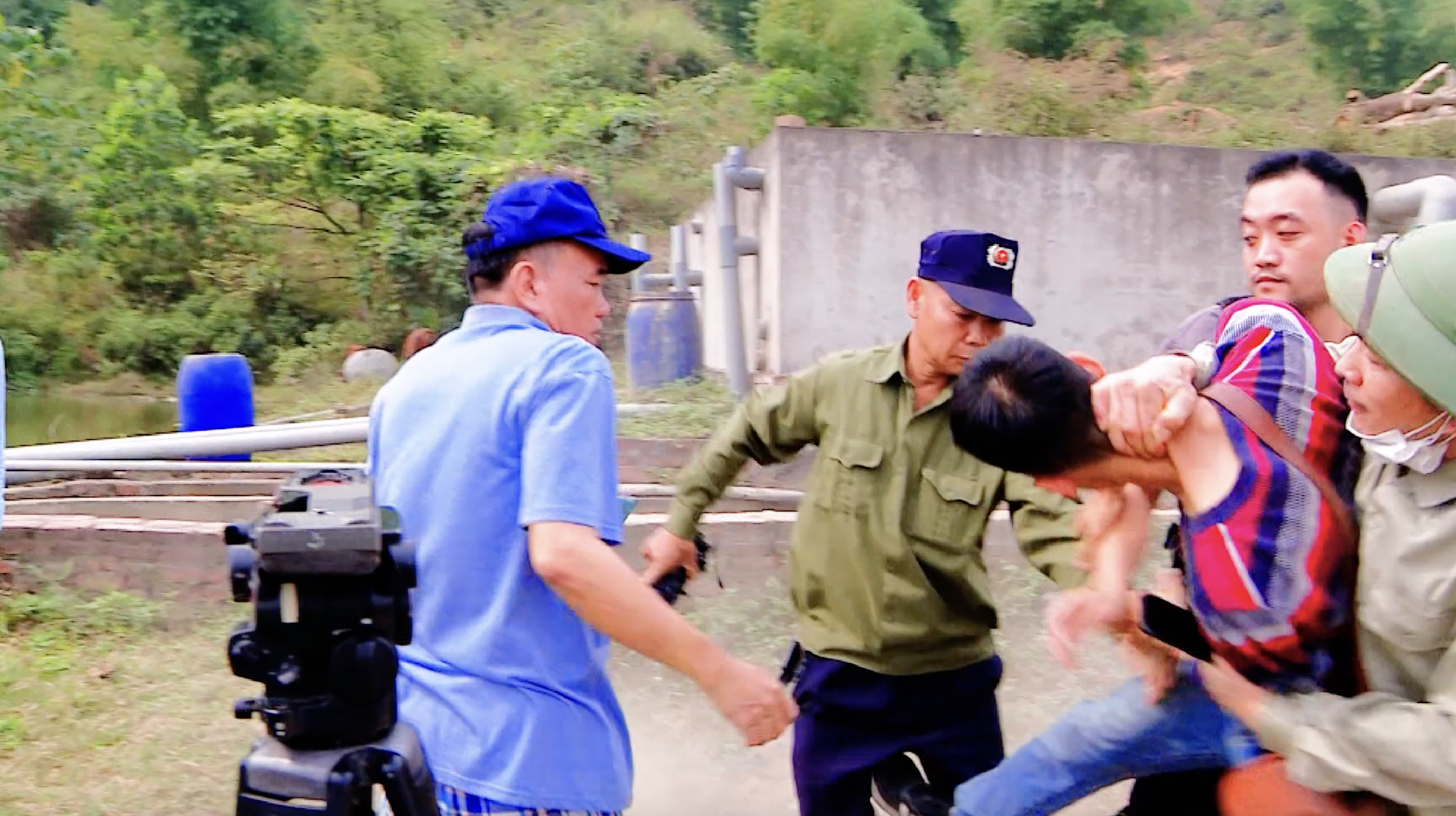 Phóng viên Báo NTNN/Dân Việt bị hành hung khi đang ghi hình nhà máy nghi gây ô nhiễm
