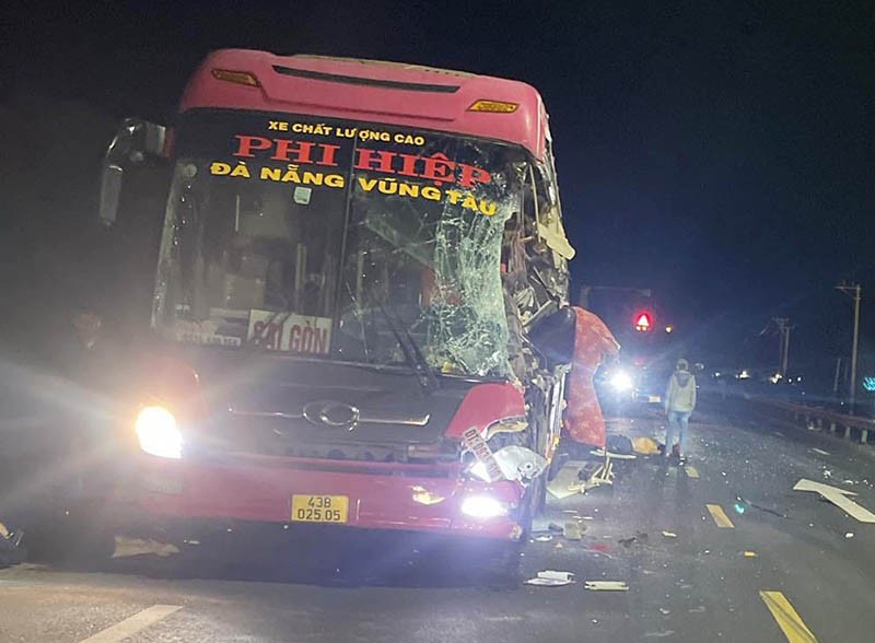 Hai xe khách tông nhau ở Phú Yên, nhiều người thương vong