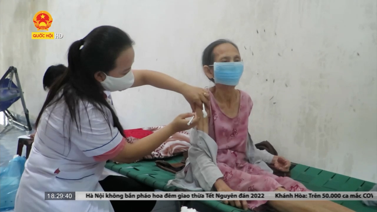 Phú Yên: Đến tận nhà tiêm vaccine cho đối tượng nguy cơ