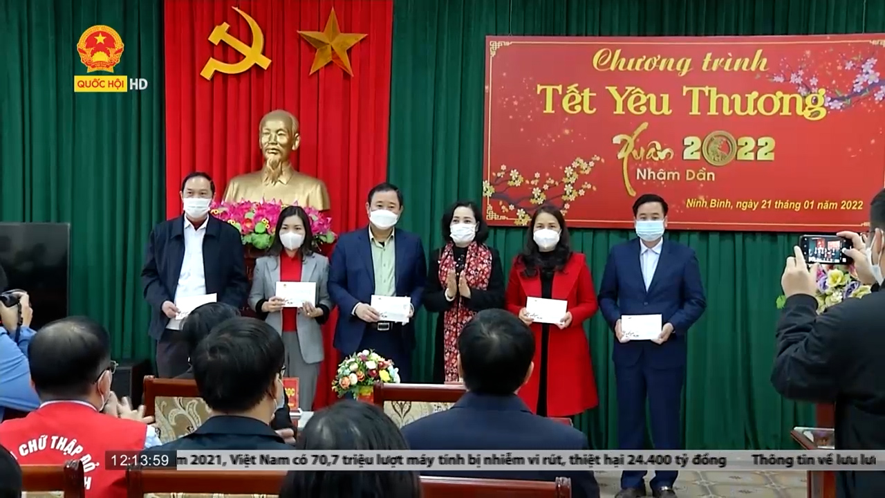 Trưởng ban Ban Công tác Đại biểu tặng quà Tết tại Ninh Bình