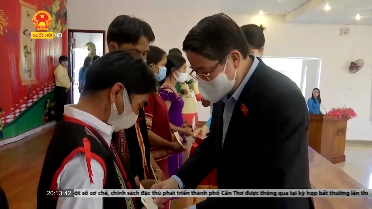 Phó Chủ tịch Quốc hội Nguyễn Đức Hải thăm, tặng quà tại Kon Tum và Gia Lai