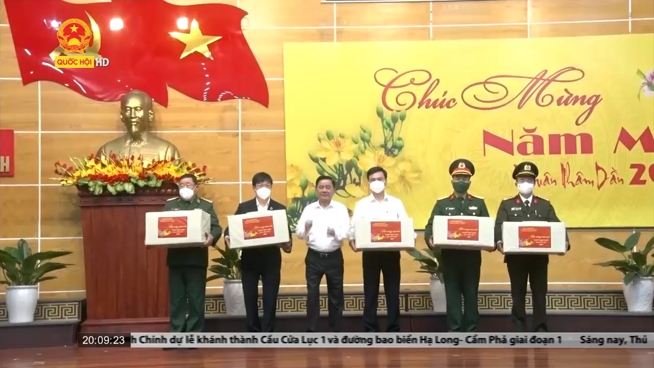 Chủ nhiệm Ủy ban Kiểm tra Trung ương Trần Cẩm Tú thăm hỏi, tặng quà lực lượng tuyến đầu chống dịch tại Quảng Bình