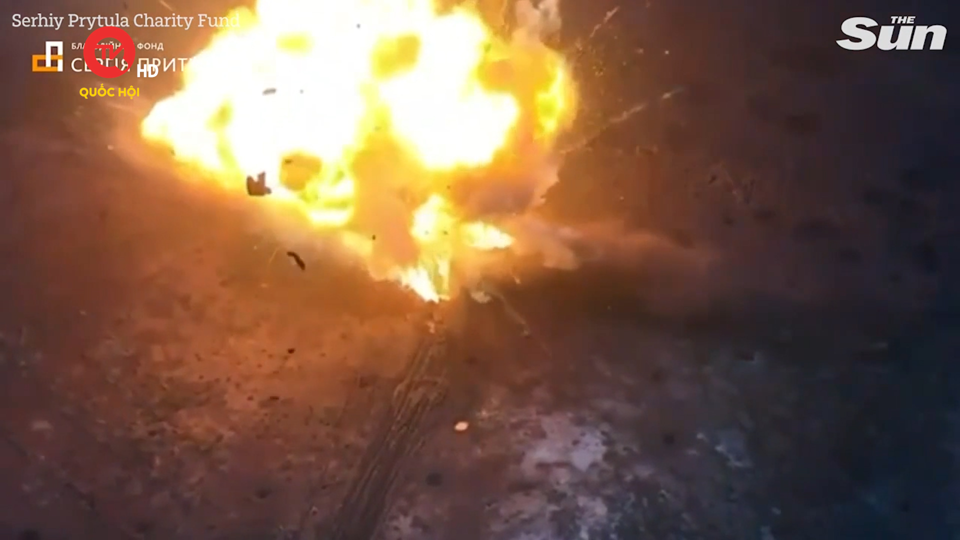 Xe tăng chủ lực T-80 của Nga phát nổ dữ dội sau khi trúng đạn từ Ukraine
