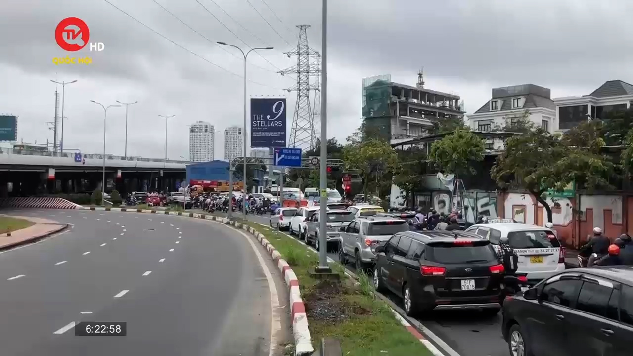TP.Hồ Chí Minh: Cấm xe qua cầu vượt Nguyễn Hữu Cảnh, giao thông các tuyến đường vệ tinh hỗn loạn