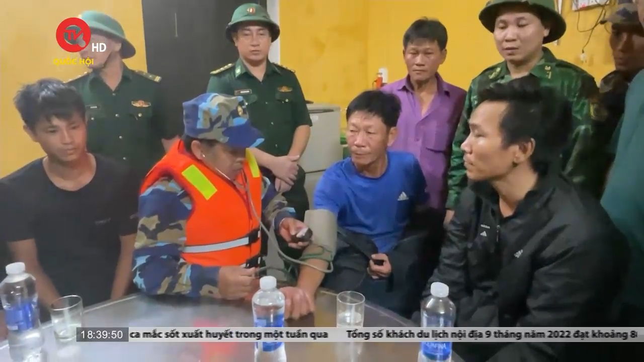 Thừa Thiên-Huế: Cứu hộ 9 ngư dân trôi dạt nhiều giờ trên biển