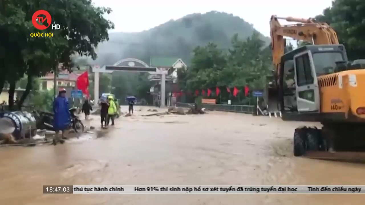 Nghệ An: Xuyên đêm dọn bùn đất sau cơn lũ kinh hoàng