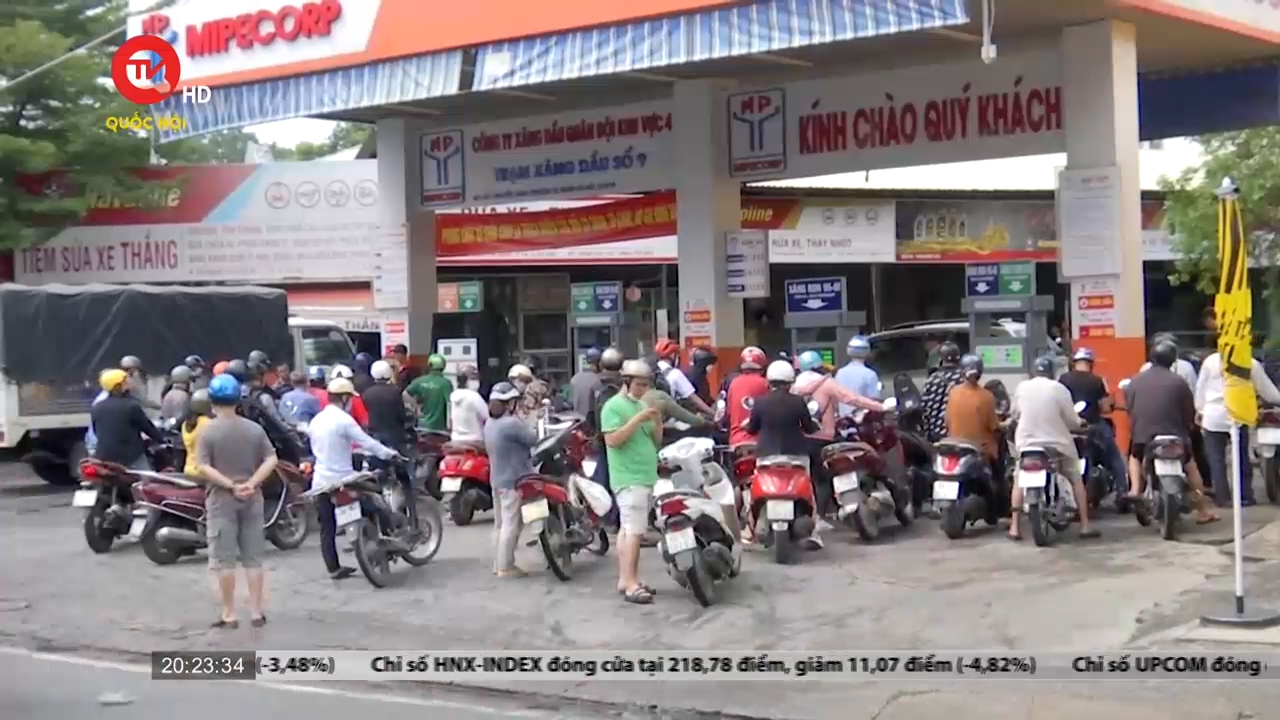 Thành phố Hồ Chí Minh: Cử tri bức xúc vì phải chực chờ hàng giờ chỉ đổ được 30 ngàn đồng xăng