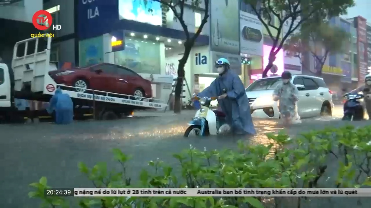 Bão số 5 sắp đổ bộ, đường phố Đà Nẵng ngập sâu do mưa lớn