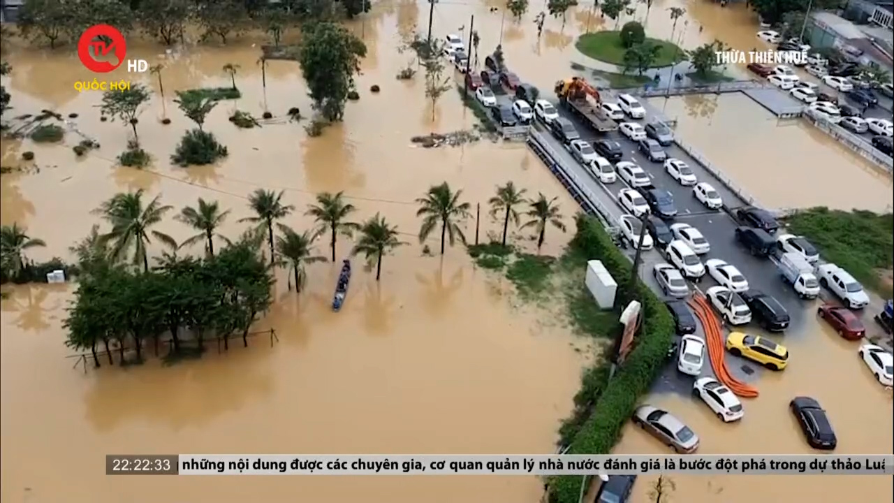Những hình ảnh khó quên về đợt ngập lụt kỉ lục tại Đà Nẵng, Quảng Nam và Thừa Thiên Huế