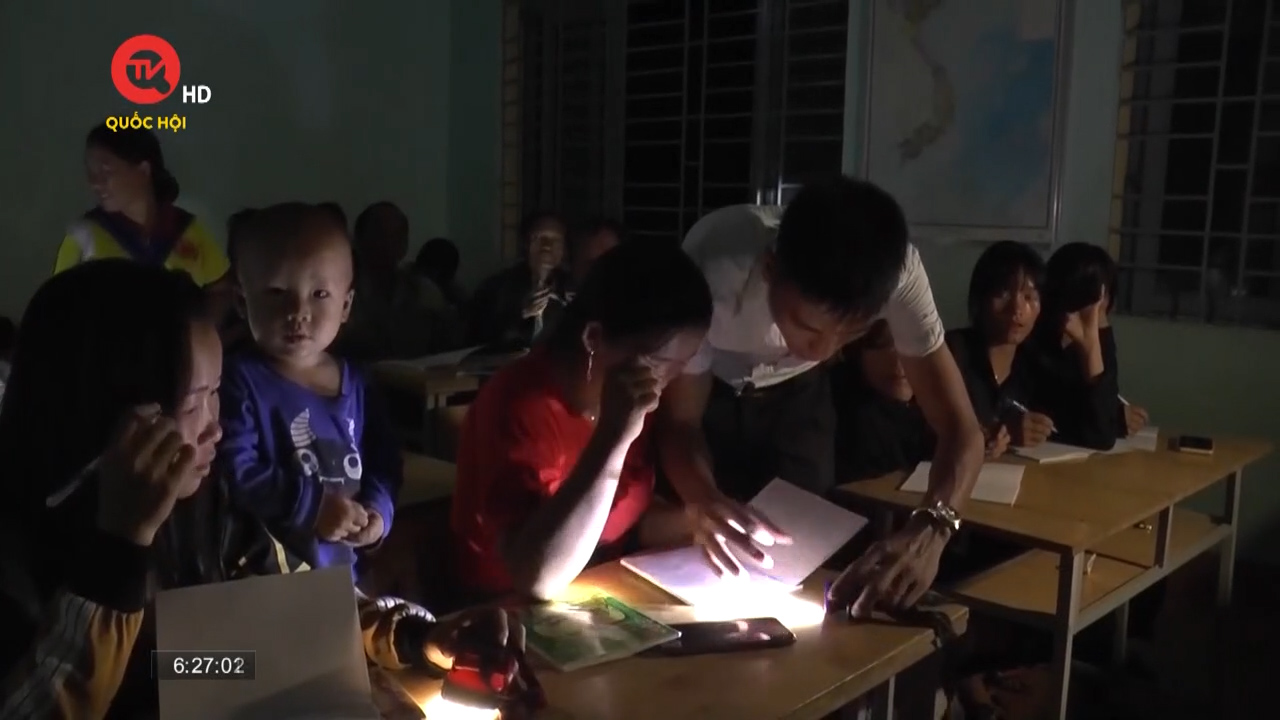 Không có điện, người dân dùng đèn pin đến lớp học xóa mù chữ
