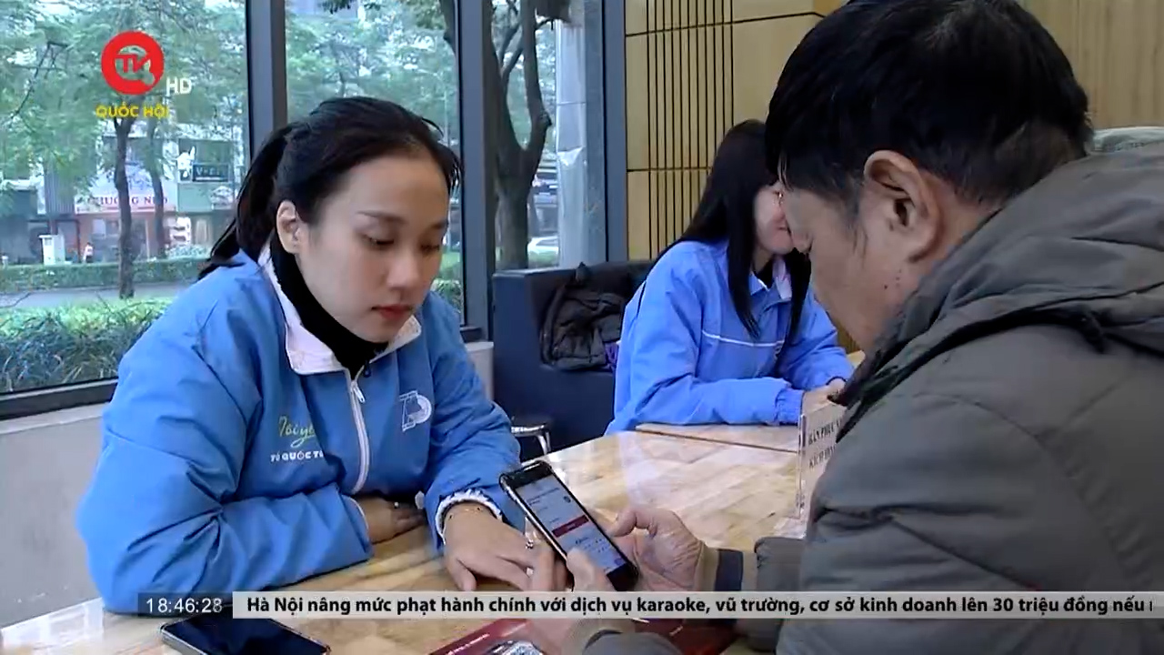 Hà Nội: Công an cùng thanh niên ra quân trợ giúp người dân tạo lập tài khoản định danh điện tử