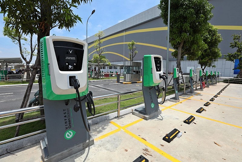 Bộ Công thương đề nghị sớm ban hành các tiêu chuẩn về trạm sạc xe điện