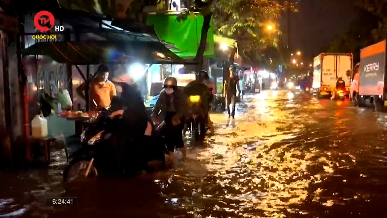 Triều cường đạt đỉnh, nhà cửa ngập lụt, người Sài Gòn chật vật thích nghi