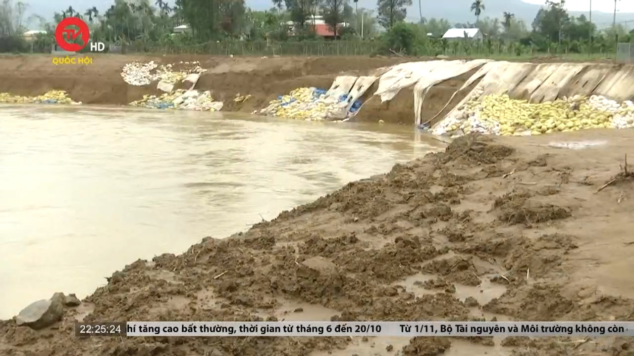 Sông Vu Gia liên tục "khoét sâu" vào làng, Quảng Nam công bố tình huống khẩn cấp