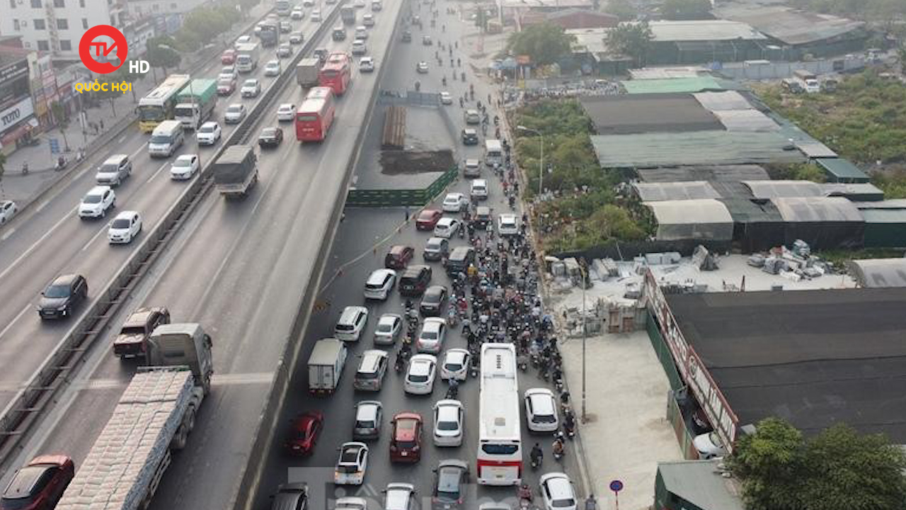 Đường Nguyễn Xiển, Hà Nội: Lô cốt chiếm 2/3 lòng đường, dân chôn chân cả tiếng vì ùn tắc