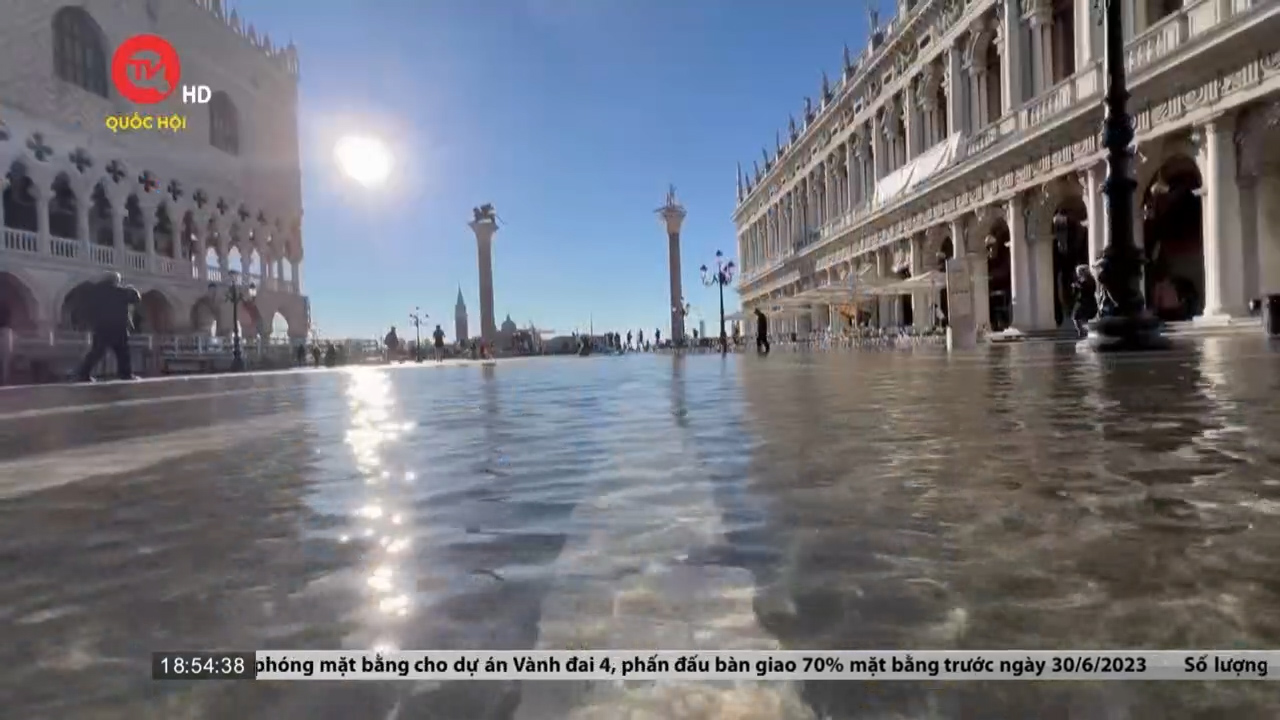 Nước ngập khắp thành phố Venice mùa mưa lũ